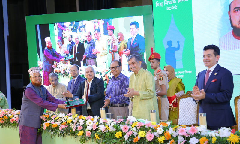 বিশ্ব শিক্ষক দিবস-২০২৫ উপলক্ষে গুণী শিক্ষকের সম্মাননা পেলেন তানযীমুল উম্মাহ আলিম মাদরাসার প্রতিষ্ঠাতা প্রিন্সিপাল ড. আব্দুল্লাহ আল মামুন